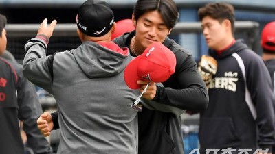 '도영아 부상 조심' 잠실에서 재회한 김도영 따뜻하게 안아준 김용일 코치, 보는 순간 훈훈 [잠실 현장]