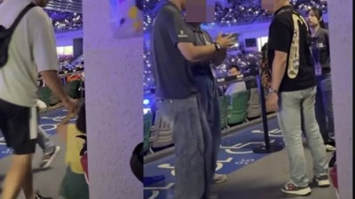 '역대급' 야구장 알바생 뺨 때린 관중, 영구 출입 금지에 해고까지 당했다