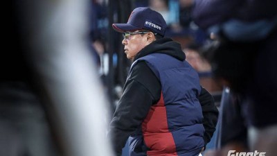 '병살타-실책-삼진' 내야 사령관 칼교체…김태형 단칼의 메시지 '개막 2연승? 환상에서 깨라'