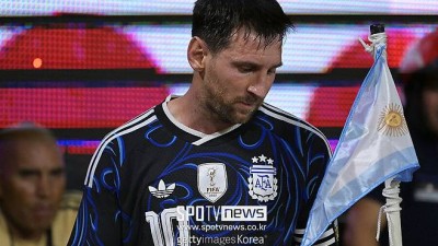 '촌극' 축구협회 진짜 일 못한다…랭킹 92위 잠비아라니, '눈물 글썽' 메시, 머쓱해진 홈 고별전 → 아르헨티나 5-0 승리