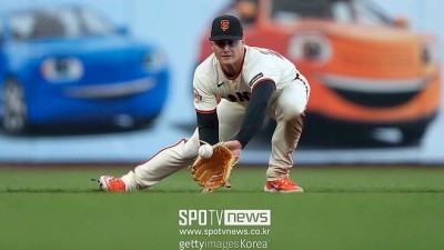 ** 똑바로 잡으라고 동료에게 욕설, 중계에 딱 잡혔다…샌프란시스코 분위기 왜 이래