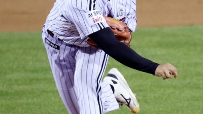 롯데가 포기한 ERA 7.50 사이드암, 단 4G 만에 우승팀 필승조 우뚝! 대체 어떻게 사령탑 홀렸나