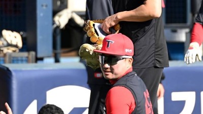 적도 웃긴다…LG 임찬규, 워밍업 중인 KIA 카스트로에 '스마일 폭탄' [잠실 현장]