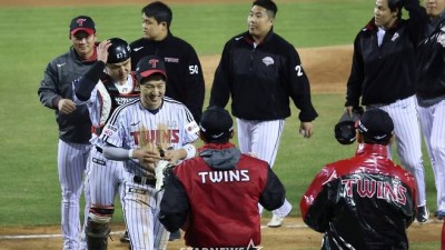 '타율 6푼7리' 베테랑도, '볼넷-볼넷' 불안한 마무리도 사령탑은 격려... '개막 3연패' 아찔 스타트에도 선수부터 챙겼다