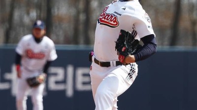 두산 플렉센, 한화전서 2회 투구 도중 조기 강판