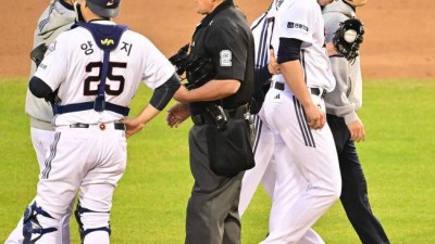 두산 초비상! 외인 에이스 2회 부상 교체→병원 검진 잡혔다 “우측 등 불편감 호소” [오!쎈 잠실]