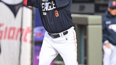 ‘초대형 장기 계약’ 노시환 드디어 터졌다! 6G만에 첫 장타 폭발…잠실 담장 직격 2루타 쏘아 올리다 [오!쎈 잠실]