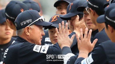 뺨 어루만지며 격려한 김경문 감독, '307억 타자' 침묵 깼다