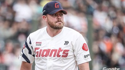 '사직구장 1회부터 무슨 일?' 수비 안 도와준 비슬리 4실점→'볼넷 3개 깔고 시작' 김건우 3실점…순식간에 한 점 차 접전 [부산 라이브]