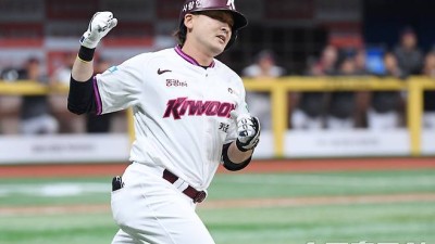 이형종, 9회말 극적인 만루포…키움, LG에 승리 헌납은 못한다