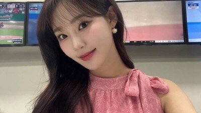 완전히 인종차별적! 외국인 선수 발음 어눌하게 따라 하며 희화화, 노래 요구까지...팬들은 분노, 무례한 행동