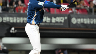 미래는 40홈런 대형유격수인가, '2홈런' 19살 슈퍼루키에 흠뻑 빠진 이호준 강정호 필이 난다