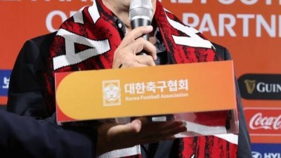 홍명보 감독은 뭐하나? '오른팔' 아로소 코치가 밝힌 역할 분담...난 현장의 감독, 훈련과 경기 플랜 담당하고 있어