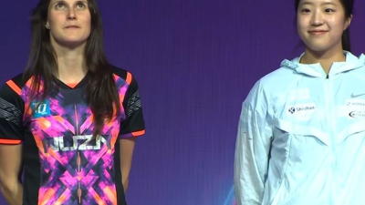 모두에게 사랑 받는 '삐약이' 신유빈, 中 1위-2위와 찰칵 같이 찍어요 언니들