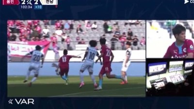 옆구리에 맞았기 때문에 원심 유지입니다 이 한마디 하는데 8분 걸렸다…VAR에 의존하는 주심들