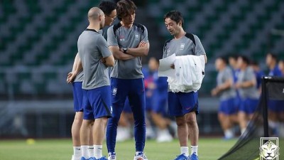 “韓, 낮은 레벨 뛰는 선수 많아…” 홍명보 감독은 바지감독 ‘논란’ “훈련-모델은 내가” 문제됐던 아로소 수석코치 인터뷰 삭제 엔딩 “홍명보 감독은 흔치 않은 리더” 해명