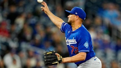 로버츠가 우리를 조롱했다 14-2에서 야수 등판, 상대 팬 격분…토론토 감독은 아니다 반박