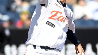 그만 던지게 하려고 했는데… 감독이 먼저 꺼낸 칭찬, 한화 오디션은 계속 된다