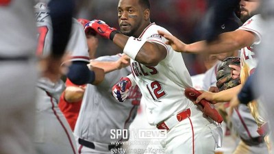 싸우자 대놓고 주먹다짐…MLB 초대형 벤치클리어링 사태, 감독까지 몸 날렸다