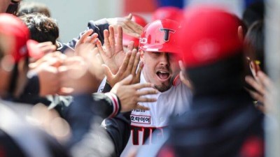 “굉장히 고급스러운 플레이” 꽃범호는 KIA 호주 유격수를 감쌌다…더블플레이 대신 홈송구, 약속된 플레이였다[MD광주]