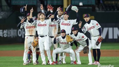 부산의 영웅이 탄생했다! → 김태형 감독 극찬 세례 김진욱, 에이스급 [부산 현장]