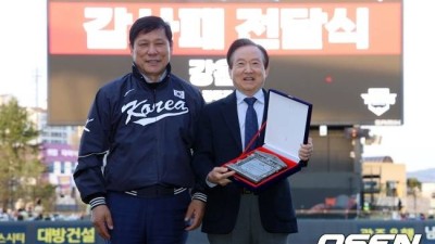새 야구장 지어 드리겠다 KBO 1300만 시대 이끈 대결단...허구연 총재, 강운태 전 광주광역시장에 뜻깊은 감사