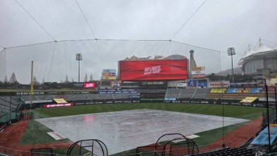 ‘하루종일 비 예보’ 방수포 설치된 인천, SSG-한화 3연전 최종전 열릴 수 있을까 [오!쎈 인천]