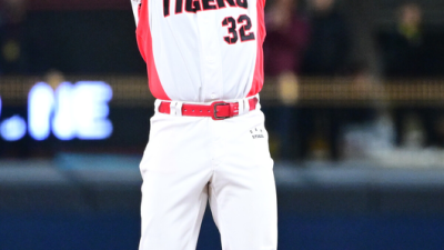 전 경기 안타에 절실함으로 80억 유격수 공백 지웠다...박수 보낸 이범호 뼈있는 주문 국내 선수들도 데일처럼