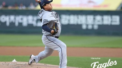 ‘MLB 관심’ 문동주는 복 받았다, 살아 있는 교본이 있어서… 전설은 몸으로 말한다