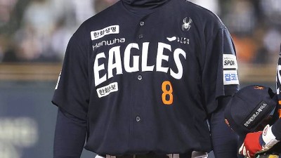 노시환 왜 이러나, 공격도 수비도 안 되다니… 찬스 날린 무안타에 실책 연발, 대형 계약 부담감인가