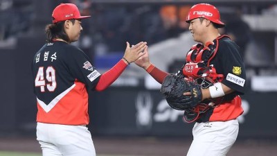 20억 좌완, 친정팀 한화 홈구장서 '감격의 KIA 첫 세이브'…꽃 감독 어려운 상황 김범수 역할 컸다 [대전 현장]
