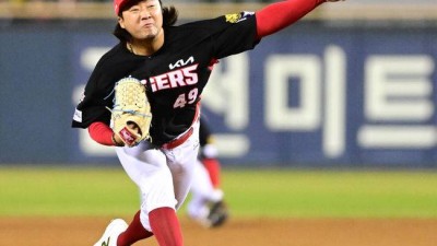 한화가 떠나보낸 20억 FA, 대전에서 9회말 1점 차 등판…친정팀 팬들에게 90도 인사→‘KK’ 세이브로 포효하다