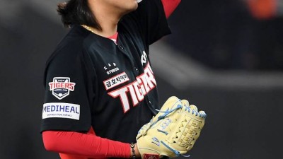 한화 20억 안 쓴 죄...정중하게 인사하고, 불꽃 투구로 KIA 살린 김범수 설��다 [대전 현장]