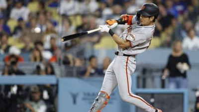 초구 밀어쳐 2루타 ‘쾅’…타율 .105 이정후, 드디어 깨어난다 [1보]