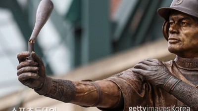 '시애틀 영구결번' 이치로 동상 제막식서 배트 뿌러져…리베라가 여기까지 와서