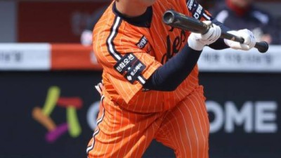 노시환 6번 조정에 '희생번트' 지시까지… 김경문 독하게 움직였는데, 노시환은 응답이 없었다