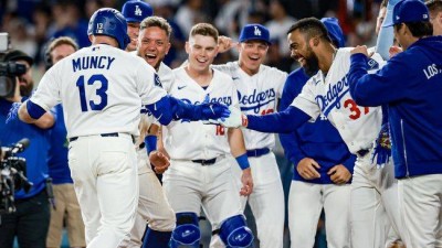 '와 ML 최초' 한국행도 고민했는데, 다저스 역사가 됐다…꺼져라 욕설 듣고도 묵묵히 버텼다