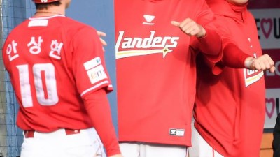 '플레잉코치가 다시 뛰어야 할 판' 죽음의 2루? 번갈아가며 치명적 실책 어쩌나