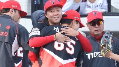 '너도 한화 상대로 해냈구나'…'20억 좌완' 격한 포옹 왜? KIA '10R의 기적', 데뷔 첫 SV→말 안 나올 정도로 떨려, 꼭 막고 싶었다 [대전 현장]