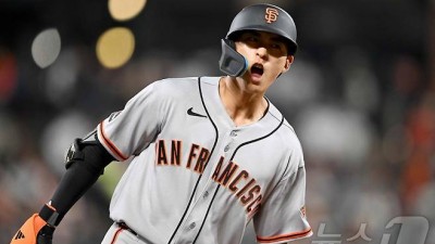 '어제 홈런포' 깨어난 이정후, 2경기 연속 멀티히트…타율 0.200