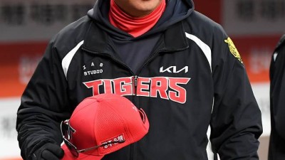 법인 카드는 단장이 줬는데, 왜 황동하 저녁밥 계산은 이범호 감독이 했을까 [대전 현장]