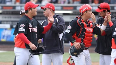 '한화 원정 싹쓸이' KIA, 10위→공동 5위 수직 상승 해냈다…팀워크 돋보인 경기 꽃감독 파안대소 [대전 현장]