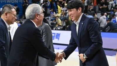 아직 모르겠습니다...회사와 상의해야죠 FA 최대어로 풀린 위성우 감독, 재계약에 대해선 말 아껴