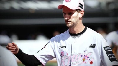 강속구 아닌데 '17이닝 무실점' 폰세급 투구 어떻게 가능했나…같은 공인 줄 알았는데 반대로 휜다