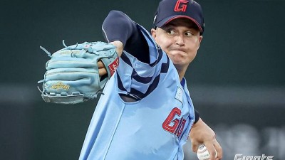 “KBO 돌아갈 생각 있다” 前 롯데 투수, 이러면 한국에서 안 부르지… 볼넷-폭투 최악 제구 난조에 휘청