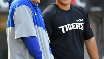 '홈런 배트 무심하게 툭' 최형우 진심에 감동한 박상준, 입고 있는 유니폼은 중요하지 않았다