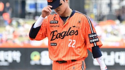 '믿음의 야구' 김경문 감독 신뢰가 깨졌다, 1년 만에 '최소 실책→최다 실책' 수비까지 흔들리는 위기의 한화