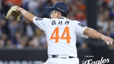 마무리 김서현이 4사구 7개, 밀어내기로 5점 내주는데 마운드에 계속 둔다? 김경문 감독의 ‘방임의 야구’가 승리와 김서현을 모두 망쳤다