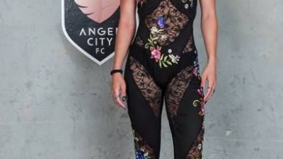 래퍼인줄 알았는데 日 여자 국대라니 파격 노출한 채 축구장 등장... 축구계 '레이디 가가' 맞네