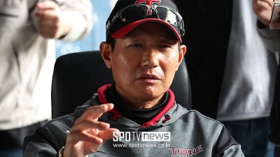 아무도 안 믿더라 결국 사실로 밝혀진 염경엽 '포크볼 안전론'…미국에서도 대세됐다